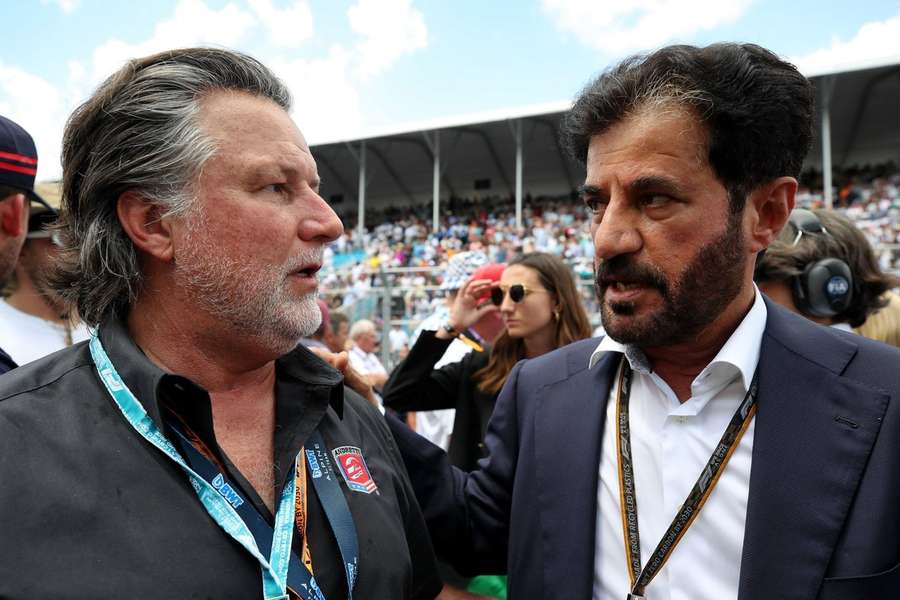 Michael Andretti con el presidente de la FIA Mohammed Ben Sulayem Michael Andretti con el presidente de la FIA Mohammed Ben Sulayem