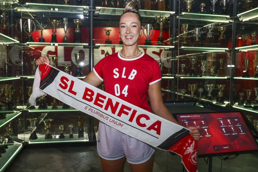 Cansu Çetin apresentada pelo Benfica