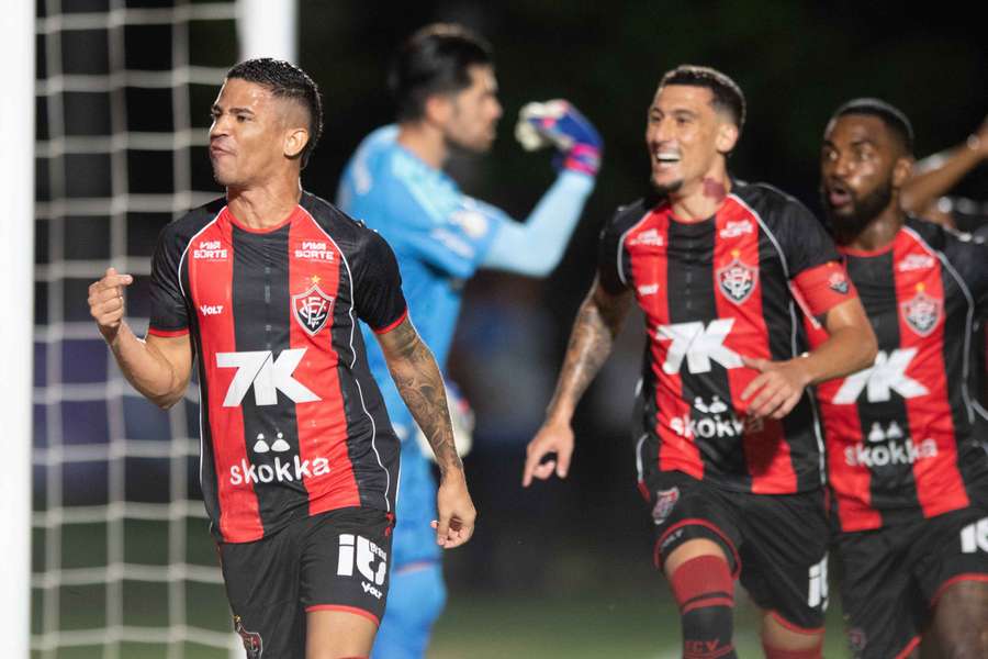 Erick comemora o gol no Barradão contra o Flamengo