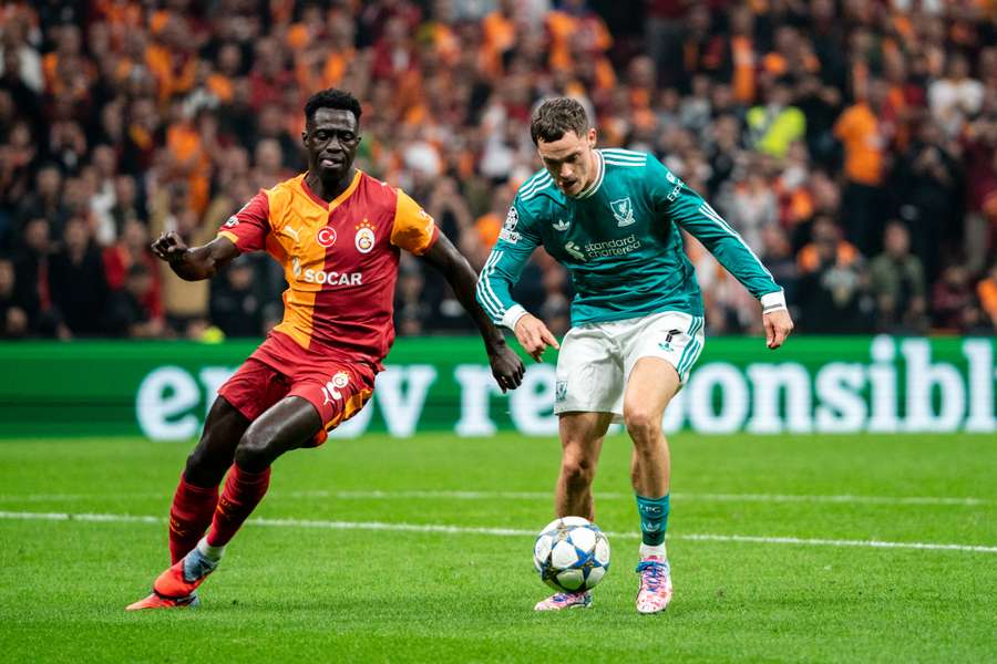Dávinson Sánchez marca a Florian Wirtz