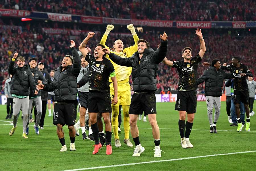 Los jugadores del PSG, Fabián entre ellos, celebran el pase a la final