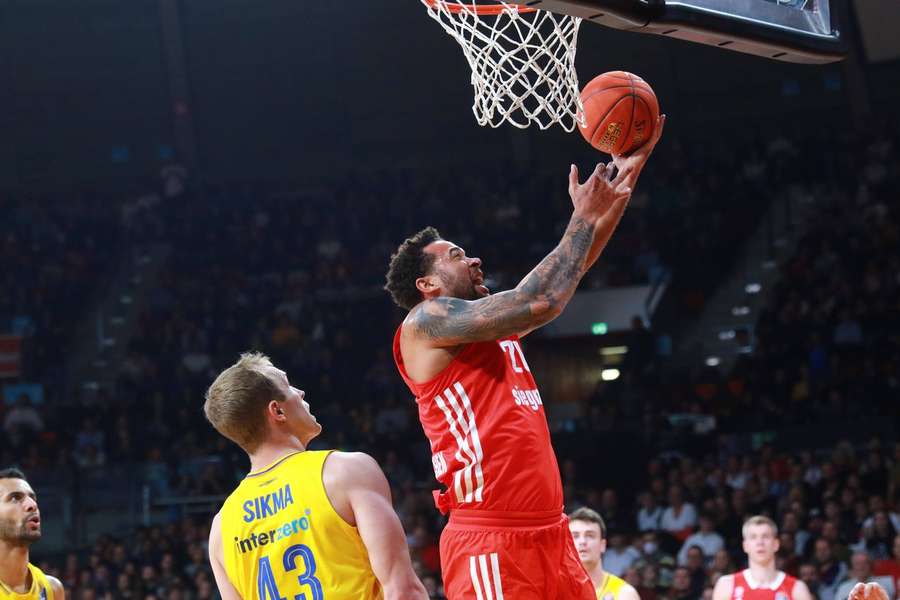 Harris beim Korbleger gegen Sikma (ALBA Berlin)