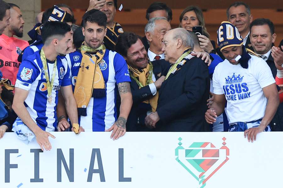 André Villas-Boas celebrou conquista da Taça de Portugal com Pinto da Costa e os jogadores
