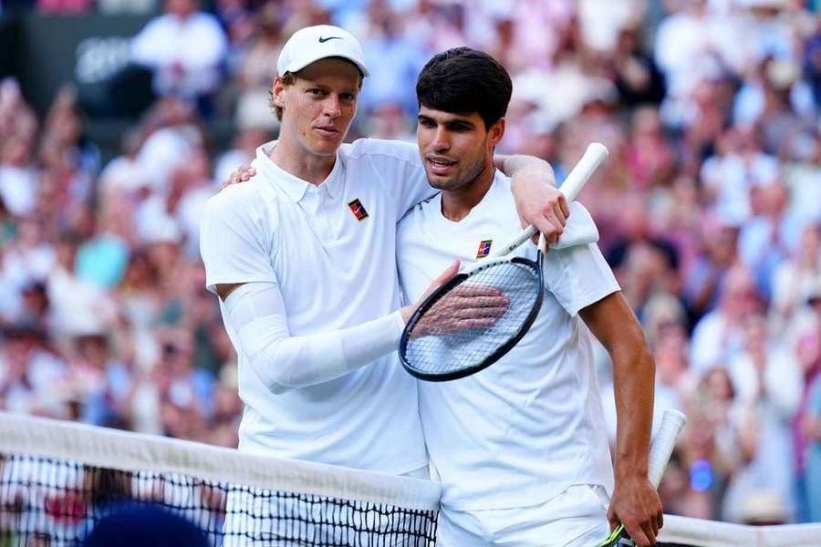 Alcaraz y Sinner se abrazan en Wimbledon