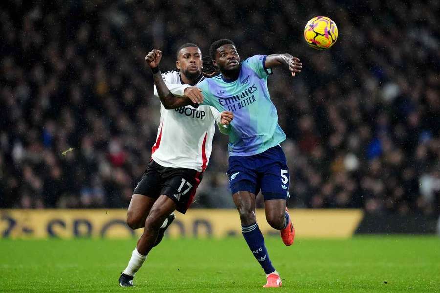 Alex Iwobi com Thomas Partey no Fulham-Arsenal