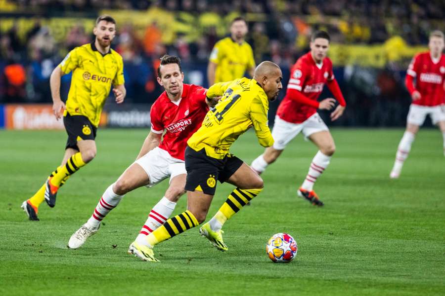 Malen intenta zafarse de Luuk De Jong en el Borussia Dortmund-PSV Eindhoven