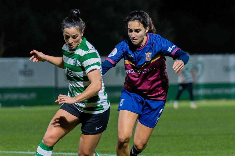 Bruna Ramos disputa a bola com Beatriz Fonseca, do Sporting Bruna Ramos disputa a bola com Beatriz Fonseca, do Sporting