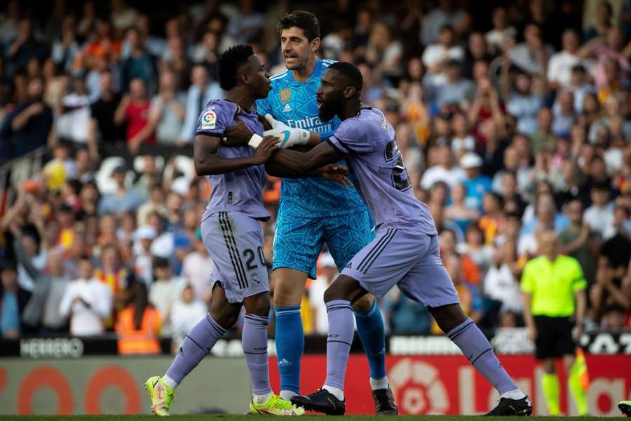 Vinicius es sujetado por Rüdiger y Courtois en el partido del año pasado en Mestalla