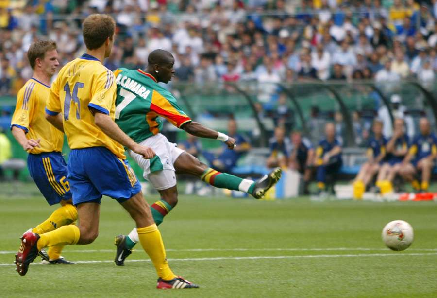 Henri Camara inscrit le but en or contre la Suède en huitième de finale de la Coupe du monde 2002, offrant au Sénégal une qualification historique pour les quarts de finale. Henri Camara inscrit le but en or contre la Suède en huitième de finale de la Coupe du monde 2002, offrant au Sénégal une qualification historique pour les quarts de finale.