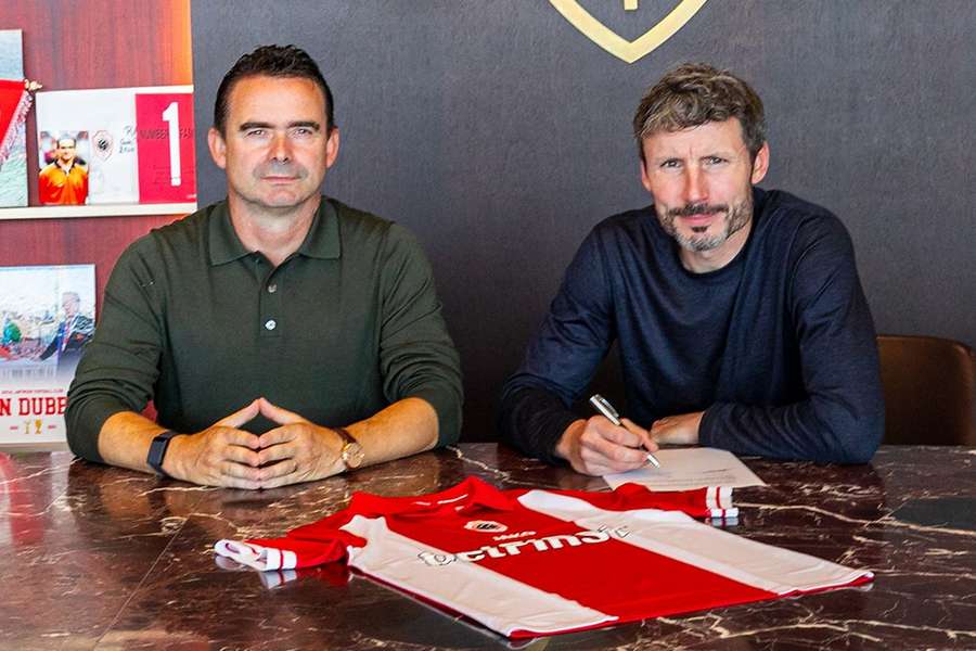 Van Bommel prolonga ligação ao Antuérpia