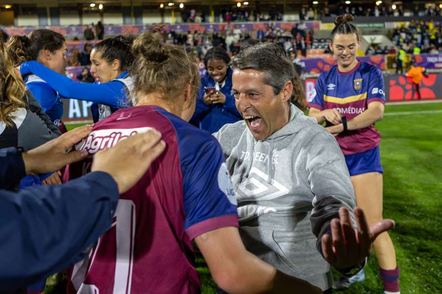 Gonçalo Nunes em festa com as jogadoras do Torreense