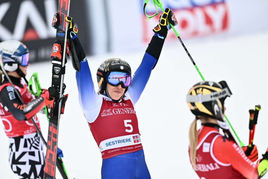 Federica Brignone esulta per la vittoria a Sestriere