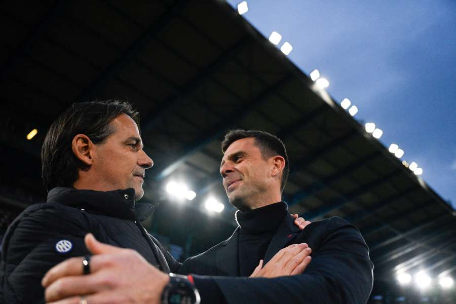 L'abbraccio tra Simone Inzaghi e Thiago Motta