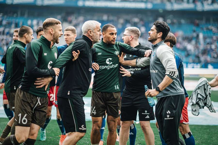 Zwischen Spielern des HSV und St. Pauli kam es schon vor dem Spiel zu einer Rudelbildung