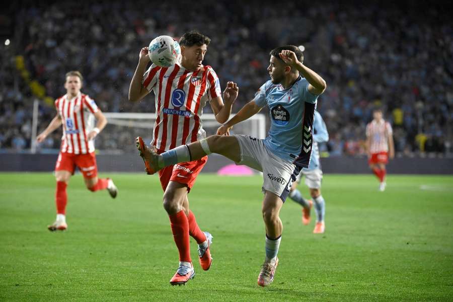 Carreira ante Nahuel Molina, en el partido de ida