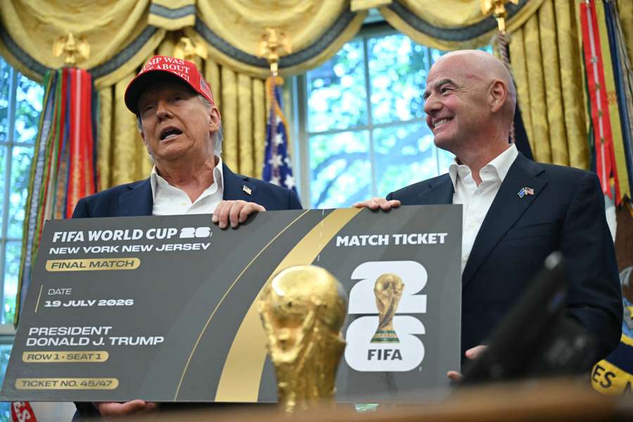 Trump recebe presidente da FIFA e ganha ingresso simbólico da final 