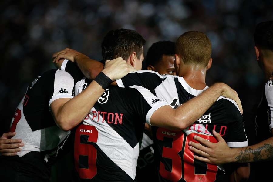 O Vasco tenta se arrumar dentro e fora de campo