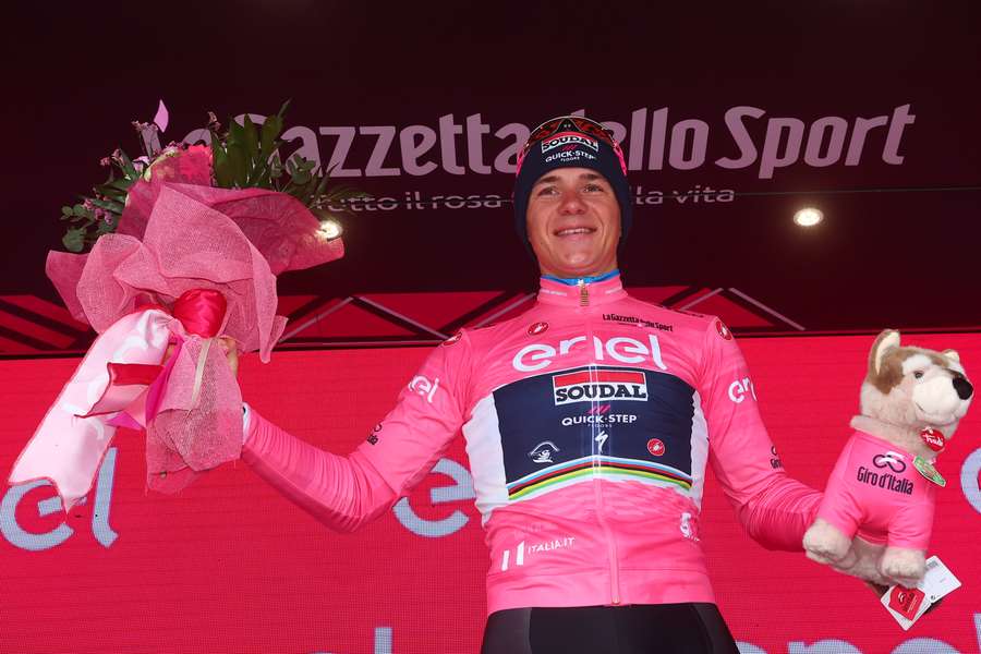 Evenepoel volta a vestir a camisa rosa de líder geral do Giro D'Italia