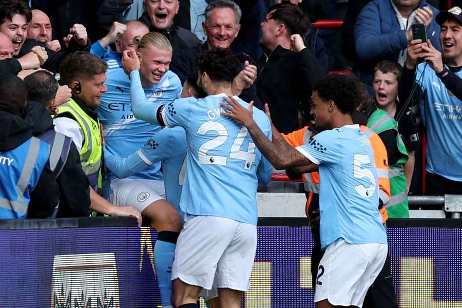 Erling Haaland celebra con sus compañeros y la afición
