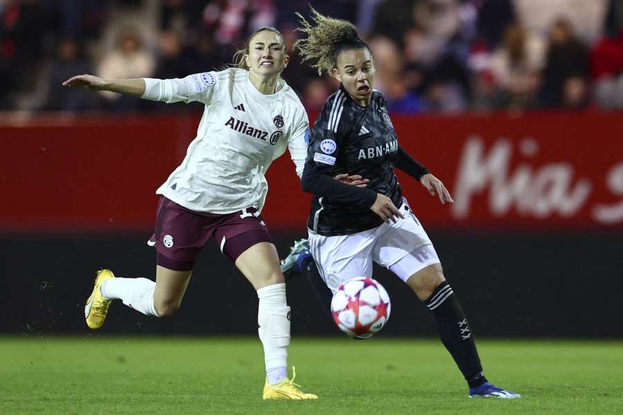 Bayerns Katharina Naschenweg en Ajax’ Chasity Grant in actie tijdens de wedstrijd van vorige week