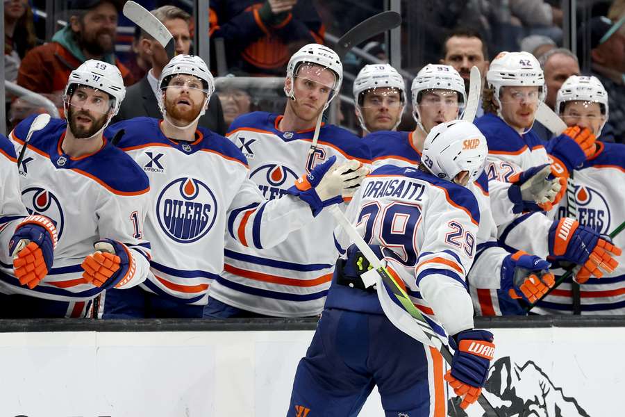 Draisaitl lässt sich von seinem Team feiern