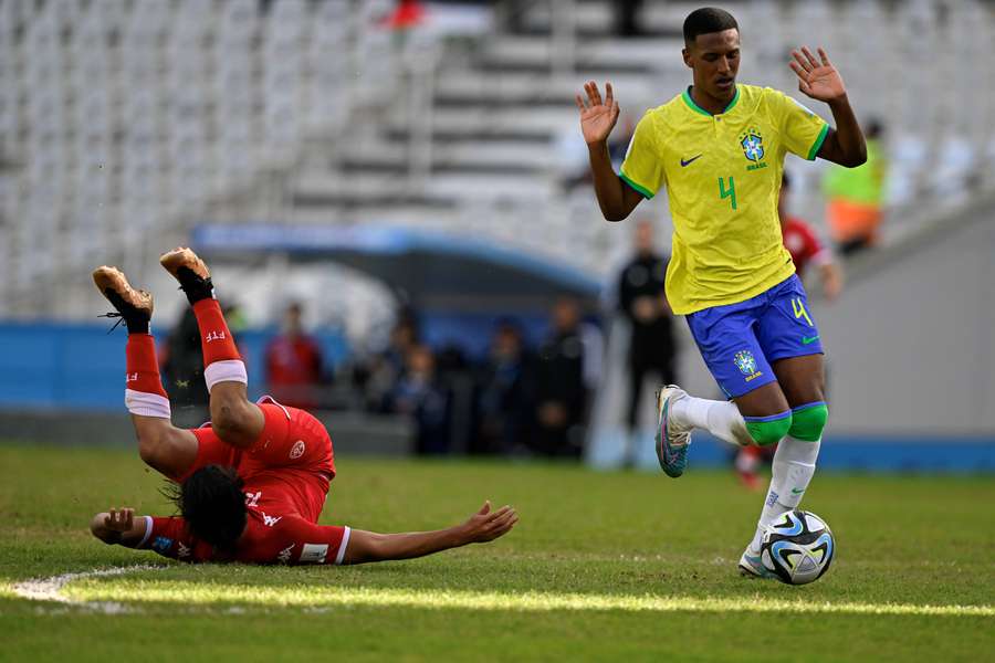 Renan durante a goleada brasileira em La Plata