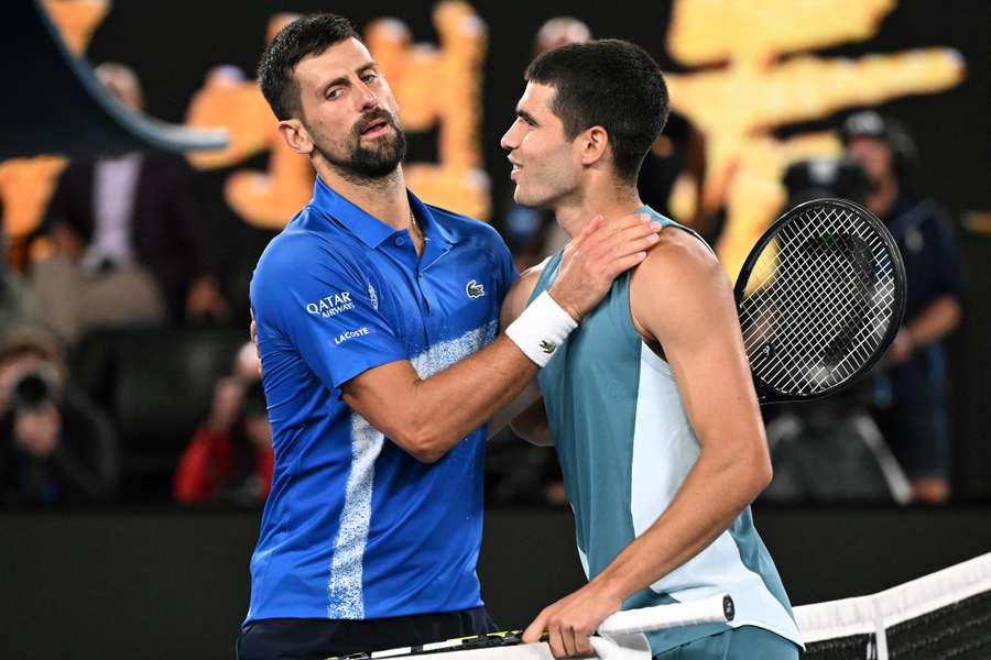 Alcaraz e Djokovic após jogo no Aberto da Austrália