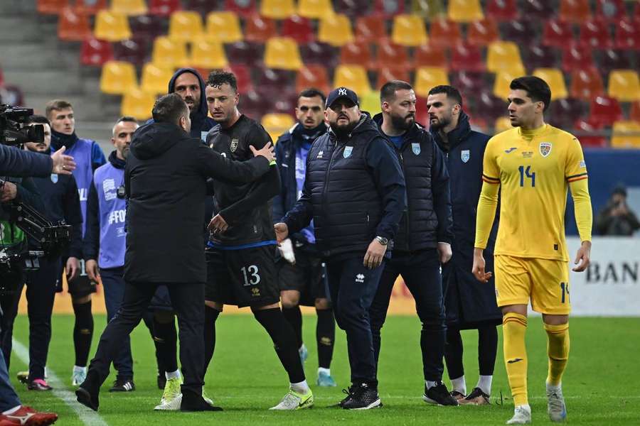 Kosovští fotbalisté opouští hřiště při utkání s Rumunskem.