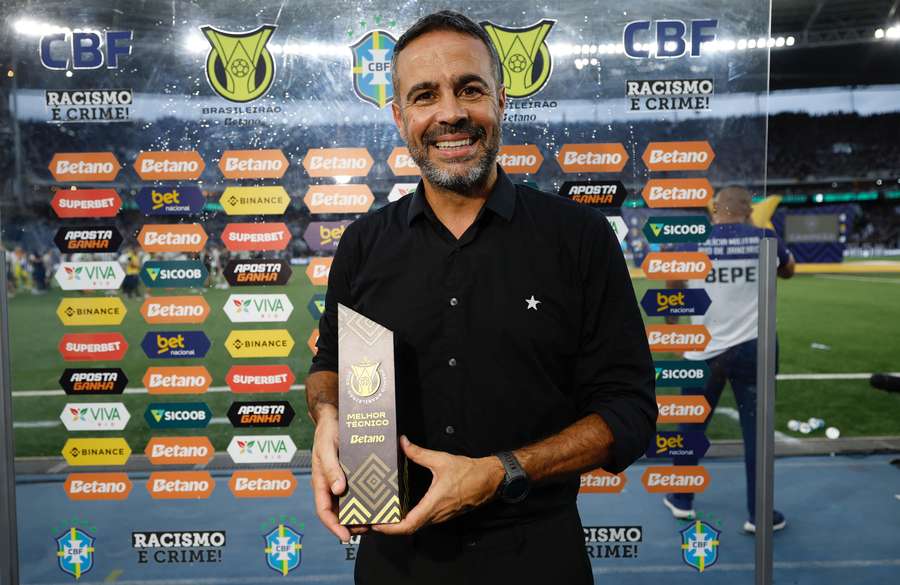 Artur Jorge ficou com o prémio de melhor treinador do Brasileirão 2024
