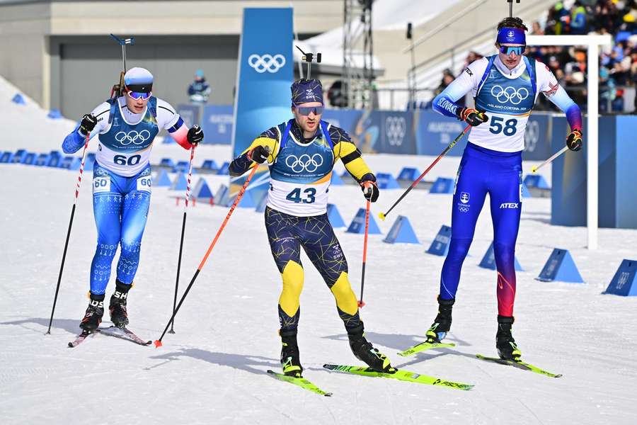 Borguľa na trati v stíhačke (vpravo).
