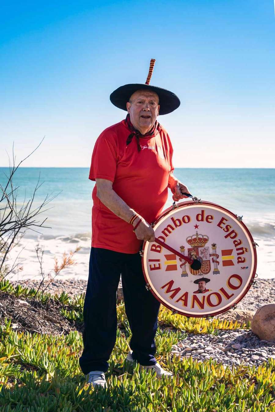 Manolo el del Bombo, en la playa de Moncófar Manolo el del Bombo, en la playa de Moncófar