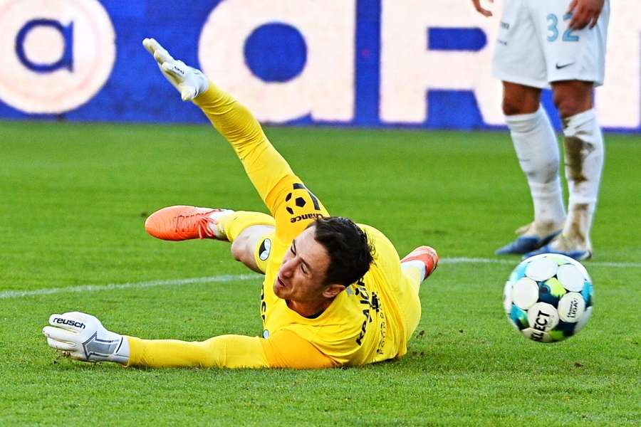 Liberecký brankář Ivan Krajčírik inkasuje branku v utkání MOL Cupu na půdě Artisu.
