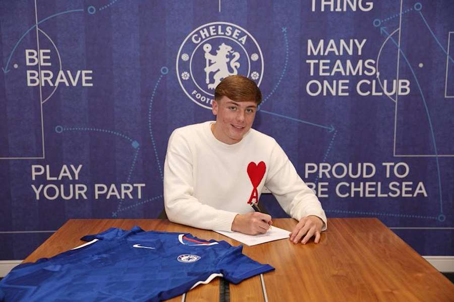 Richards pens pro deal with Chelsea Richards pens pro deal with Chelsea