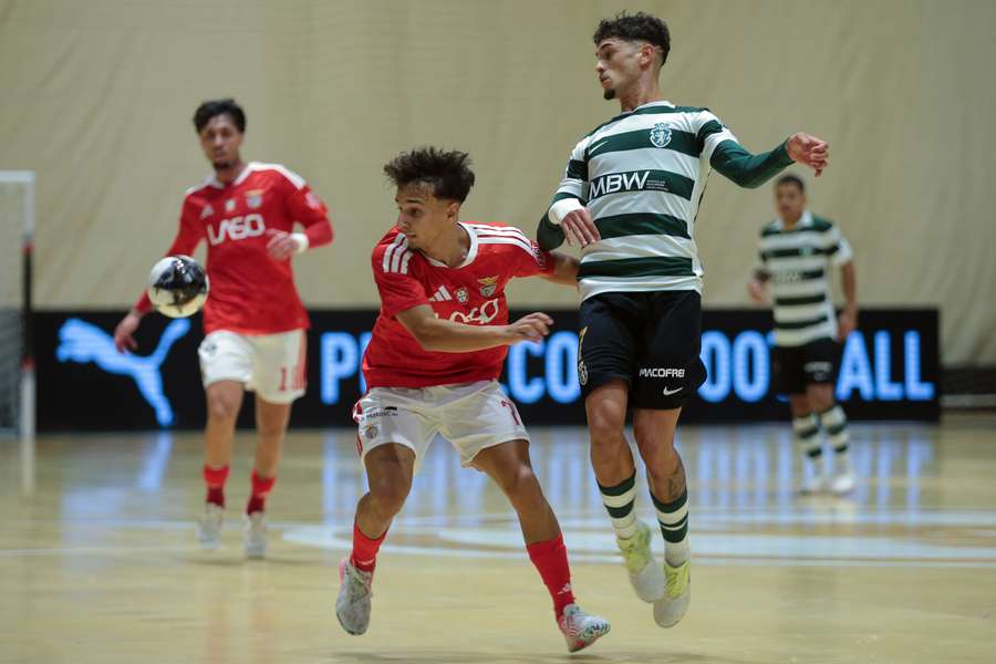 Duelo intenso entre Benfica e Sporting em Vila do Conde Duelo intenso entre Benfica e Sporting em Vila do Conde