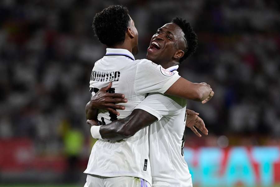 Rodrygo e Vini Jr. comemoram gol do Real