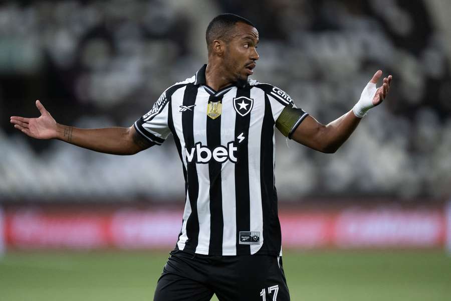 Botafogo e Cruzeiro fazem duelo direto pelo título do Brasileirão