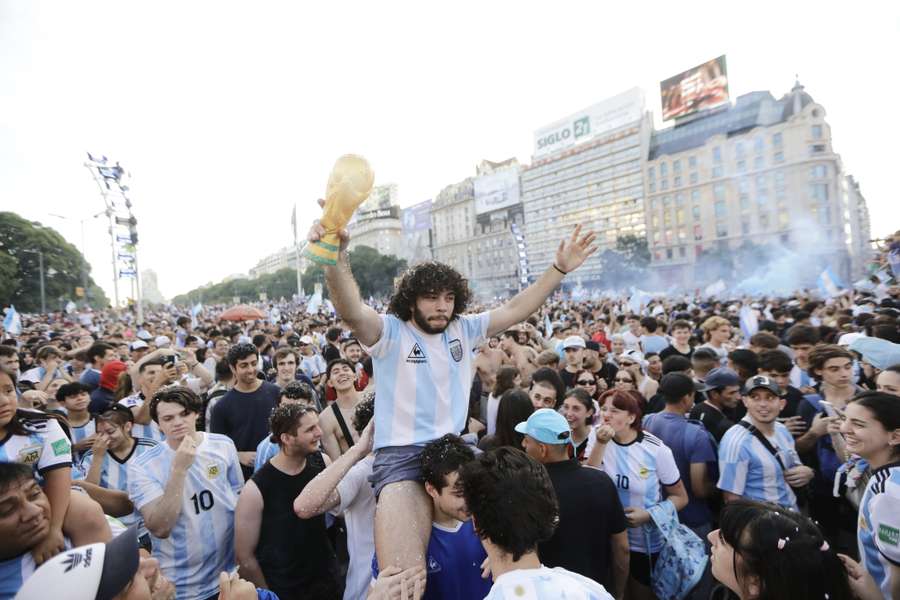 Des milliers d'Argentins se sont réunis pour fêter la victoire de l'Albiceleste contre la Croatie. Des milliers d'Argentins se sont réunis pour fêter la victoire de l'Albiceleste contre la Croatie.