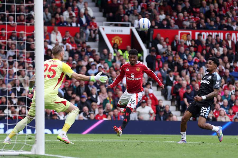 Amad Diallo of Manchester United scores his team's first goal 