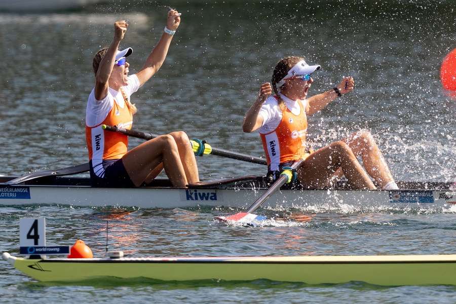 Marloes Oldenburg, Hermijntje Drenth, Tinka Offereins en Benthe Boonstra juichen over de finish