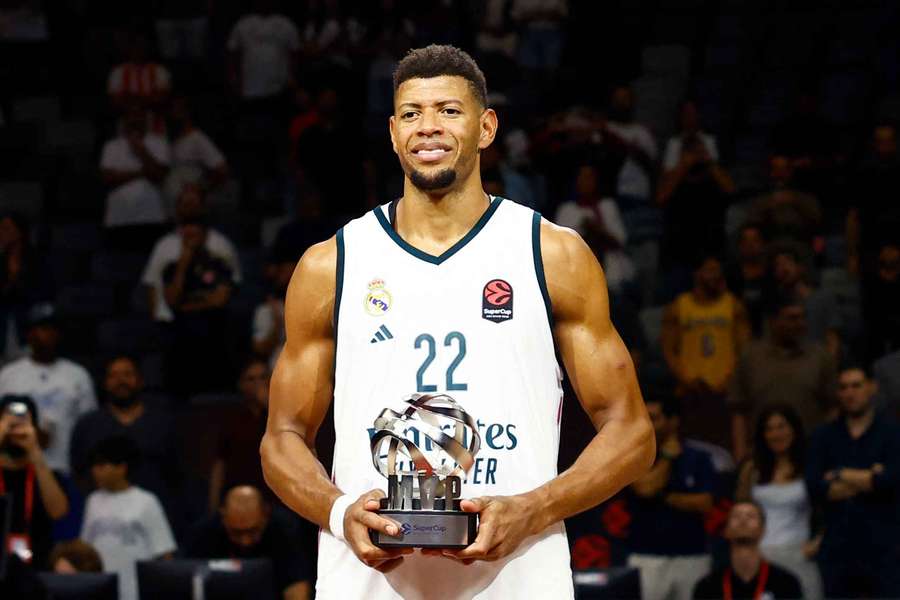Tavares, con su trofeo de MVP