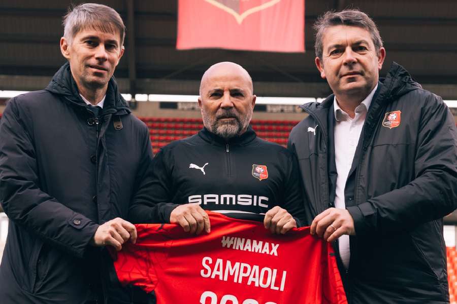 Sampaoli recebe camisa do Rennes das mãos da diretoria do clube francês