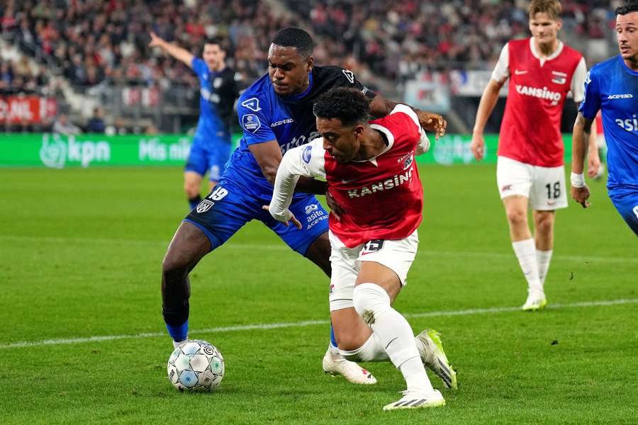 Navajo Bakbrood van Heracles Almelo in duel met Myron van Brederode van AZ