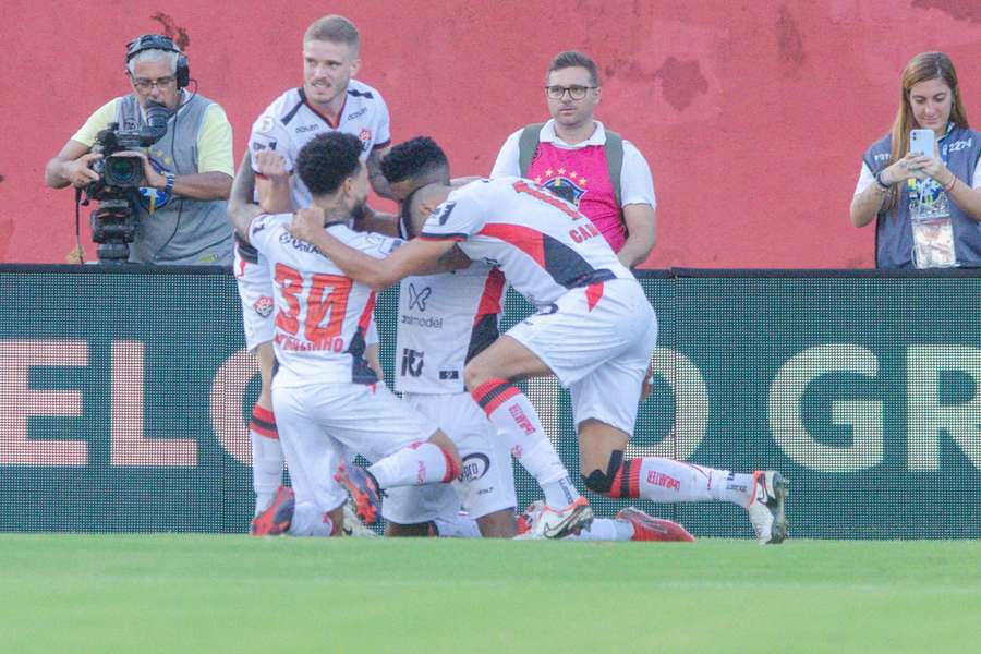 Vitória consegue primeiro triunfo no campeonato 