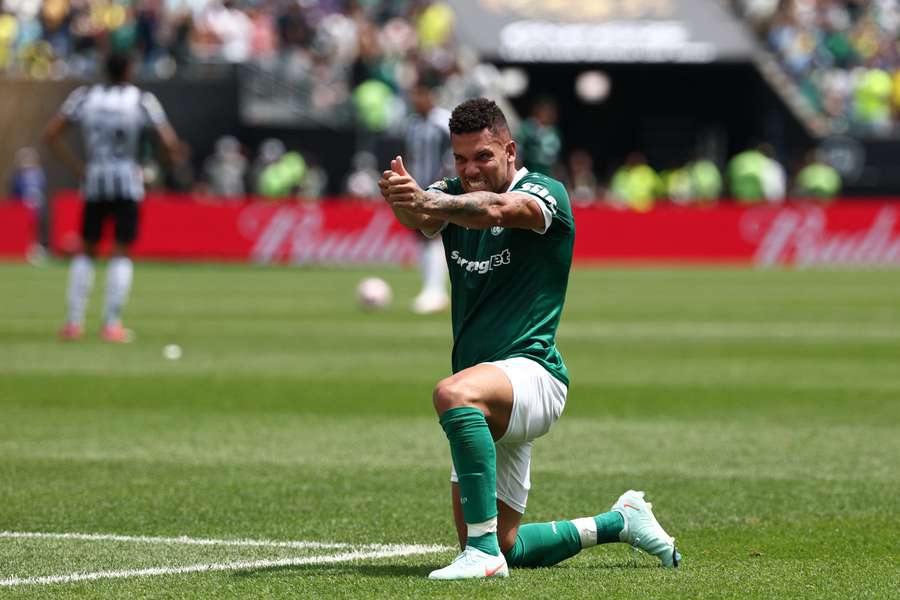Paulinho, celebrando su gol