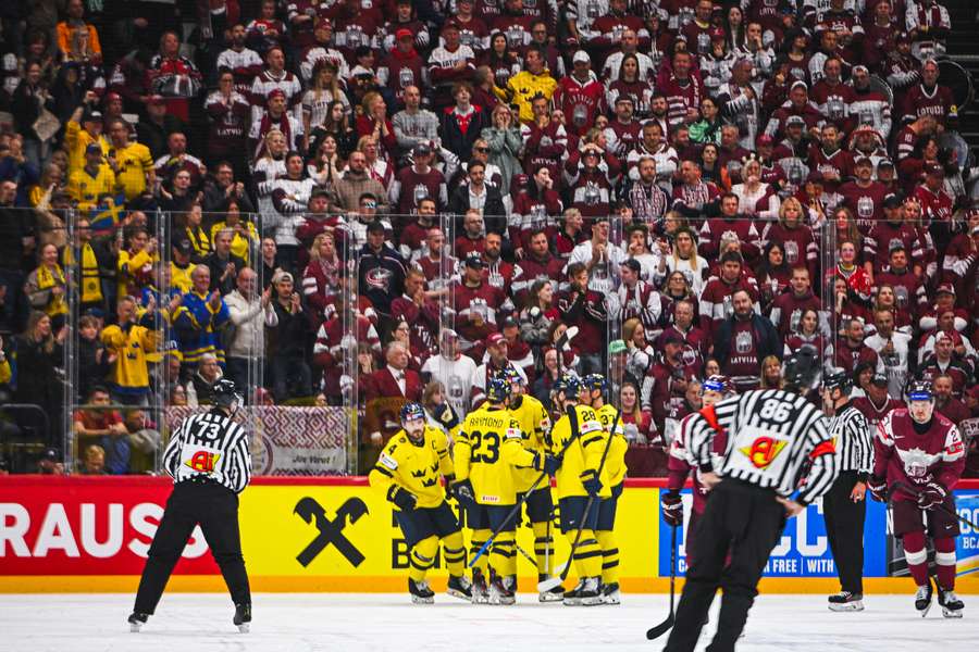 Rasmus Andersson świętuje zdobycie bramki dla Szwecji w meczu z Łotwą na Avicii Arena w Sztokholmie, 14 maja 2025 r.