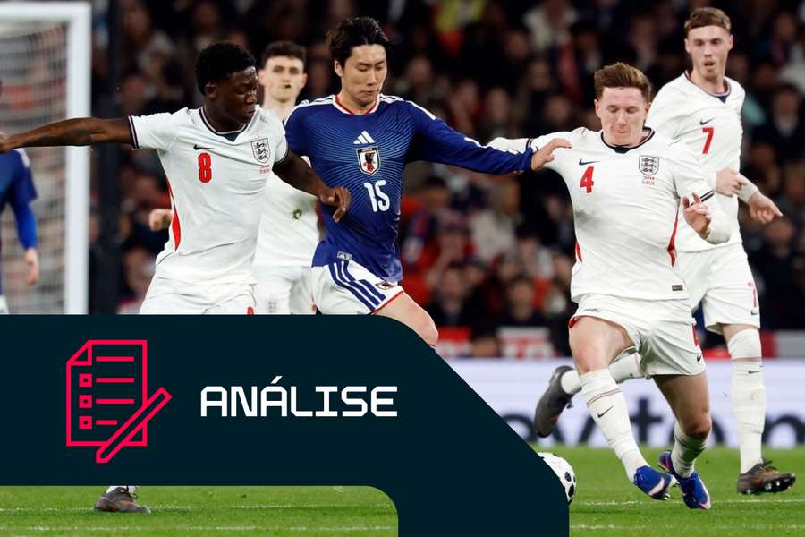 Kobbie Mainoo e Elliot Anderson, de Inglaterra, lutam pela bola