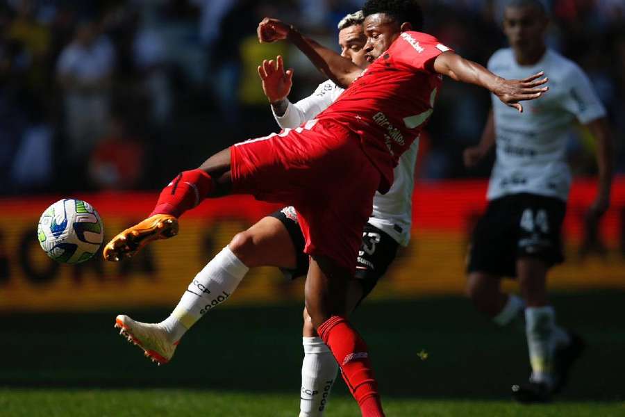 Corinthians e Bragantino fizeram um jogo movimentado em Itaquera