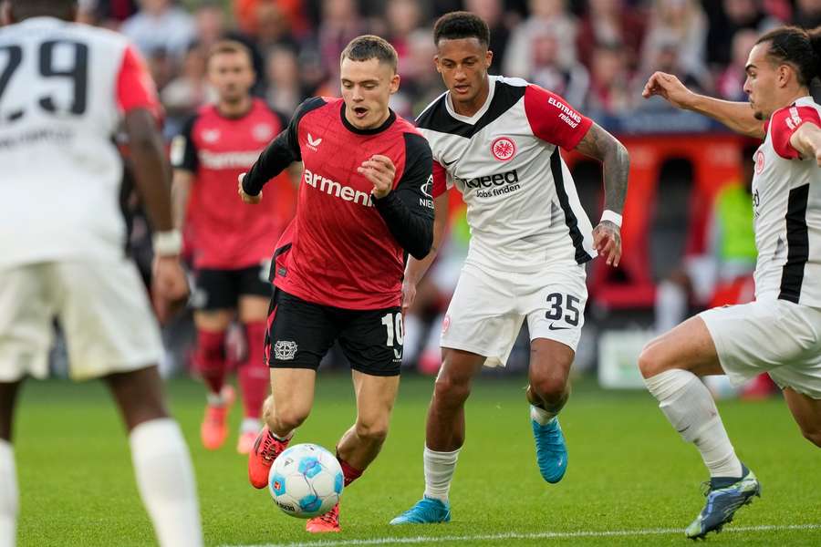 Leverkusen-Spielmacher Florian Wirtz im Zweikampf mit Frankfurts Tuta.