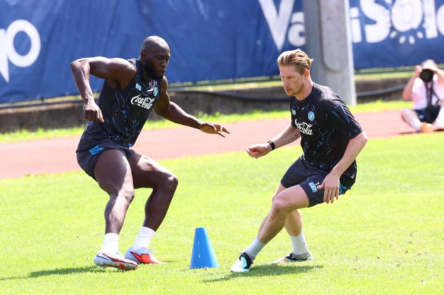 Romelu Lukaku en entrenamiento con Kevin De Bruyne