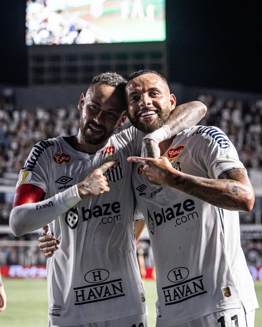 Neymar deu a assistência para Guilherme fechar o placar Neymar deu a assistência para Guilherme fechar o placar